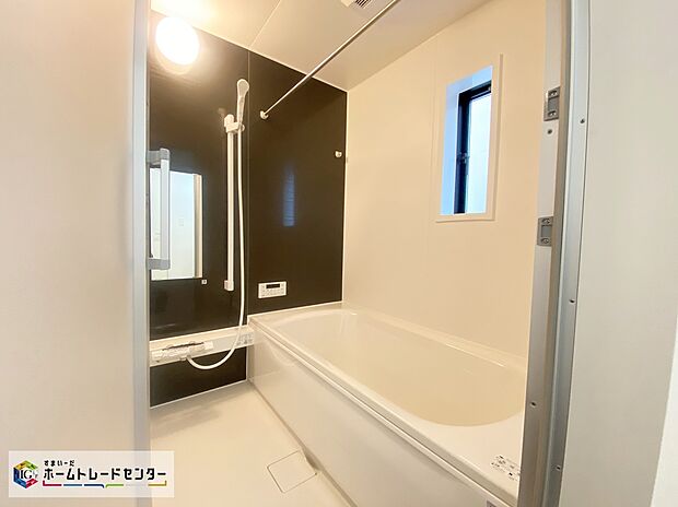 【浴室】≪Bathroom≫
半身浴もできる広々とした湯船があり、朝日を浴びながらの入浴も気持ちよさそう。浴室乾燥機付きのバスルームとなっております♪