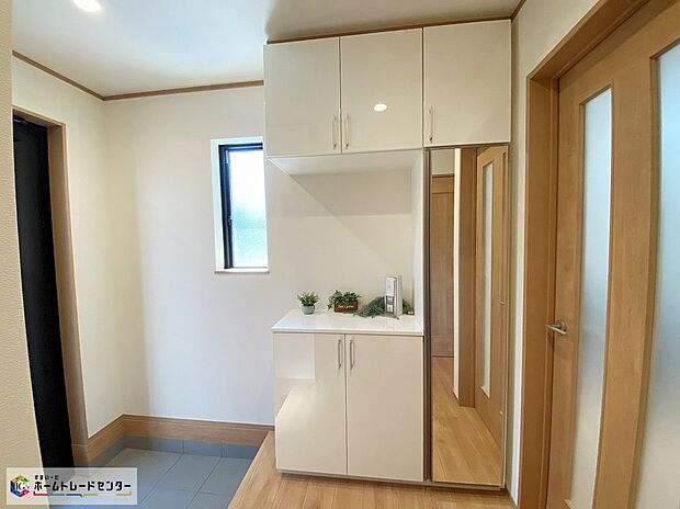 【玄関】≪Entrance≫
開放感のある玄関ホール。
お家を出る前に玄関ミラーで最終チェックをすることができます♪