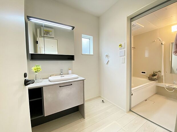 【≪Powder room≫】明るく清潔感溢れるサニタリースペース。毎日使う場所だからこそ、快適な空間となっております☆