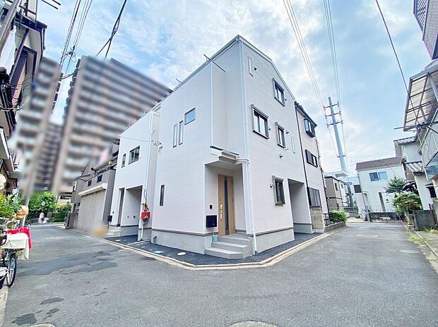 【前面道路含む現地写真】≪内覧以外にも資金計画やライフプランに寄り添ったご提案をいたします♪≫
いつまでも飽きのこない素朴で優しいデザイン。車通りの少ない前面道路 小さなお子様がいても安心です。