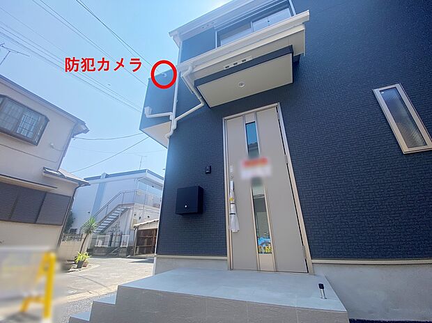 【玄関】≪Security camera≫
不審者の侵入や空き巣対策に、お子さまや高齢者の見守りにも!ご家族の暮らしを守る「防犯カメラ」付きのお住まいです♪
