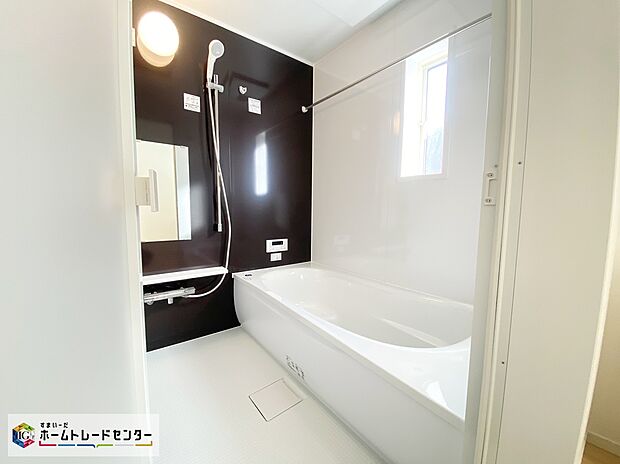 【浴室】≪Bathroom≫
半身浴もできる広々とした湯船があり、朝日を浴びながらの入浴も気持ちよさそう。浴室乾燥機付きのバスルームとなっております♪