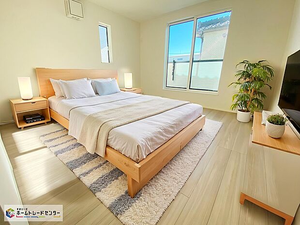 【居室】≪Room≫
2面採光の陽光が心地良いプライベートルーム♪明るめのフローリングですので、壁紙ともマッチし、お部屋を広く見せてくれる効果も。
※家具をCGで加工しており、家具付き販売ではございません。