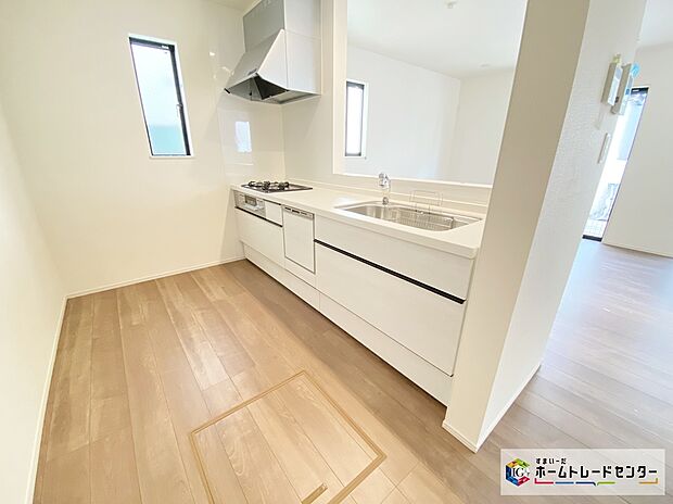 【キッチン】≪Kitchen≫
日々のお料理のしやすさはもちろん、お子様と一緒に並んで料理も楽しめちゃう広々キッチン♪ご飯のおいしい香りにひかれて家族との会話も弾みます！！