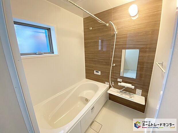 【浴室】≪Bathroom≫
１日の疲れた体を癒せるシステムバス。窓もあるので湿気もこもりません。雨の日のお洗濯も安心な「浴室乾燥機」つき♪