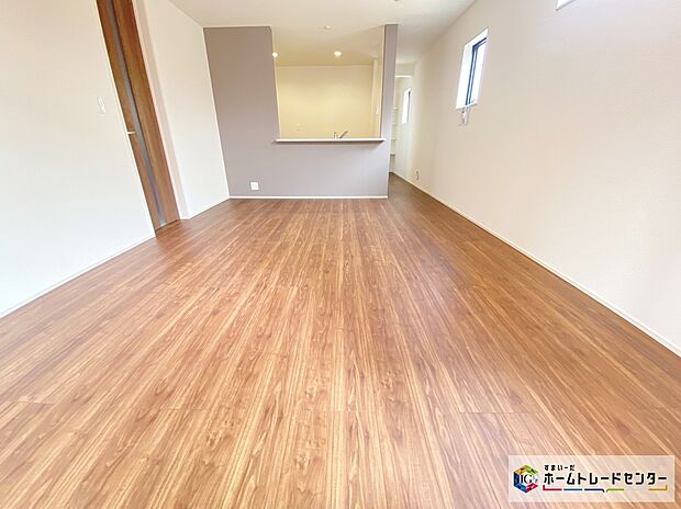 【リビング】≪Living room≫
広々としたLDKに、自分好みのインテリアでレイアウト。季節ごとに模様替えなども、楽しみの一つとなりそうです。
※家具をCGで加工しており、家具付き販売ではございません。