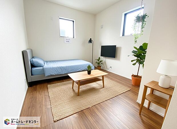 【居室】≪Room≫
常に明るい2階洋室！日中の電気使用がないので、家計にも助かります！
自分好みのインテリアやレイアウトを考えるのも楽しみです。
※家具をCGで加工しており、家具付き販売ではございません。