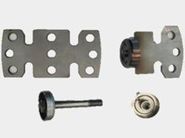 【梁材の断面欠損を最小化「材断面欠損最小梁受け金物」】接合部の断面欠損は在来軸組工法の弱点でした。　木材の切り欠きを最小限に抑え、部材の強度向上、現場の施工合理化および木材加工省力化を実現する接合方法を考案し、専用接合金物を開発しました。