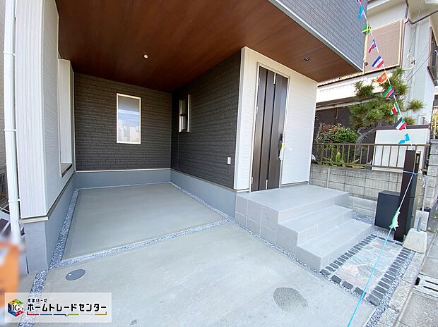 【カースペース】≪Car space≫
強烈な日差しや、雨風、ホコリなどから大切な車を守るビルトインガレージ。また悪天候の時など、身体を濡らすことなく乗降できる点も魅力的です。
