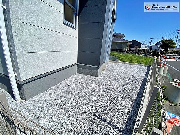 【庭】≪Garden≫
陽光たっぷり降りそそぐ南庭を備えた理想のお住まいです。お子様の遊び場や趣味のガーデニングなど、ライフスタイルに合わせていろいろとお楽しみ頂けそうです。