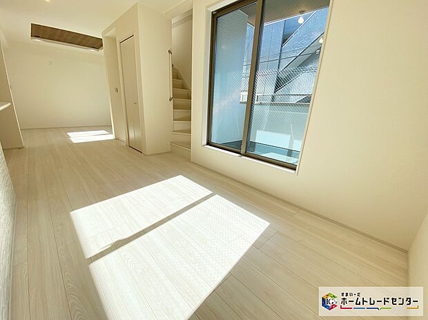 【リビング】≪Living room≫
お子様が走り回っても安心の広々リビングにはご家族との自然なコミュニケーションが生まれるリビングイン階段を採用!暖かい光が降り注ぐ、温もりあふれるお住まいです☆