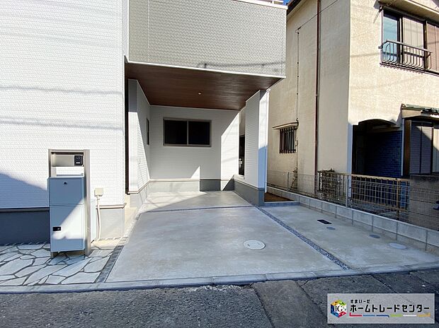 【カースペース】≪Car space≫
嬉しいコンクリート仕上げのカースペース。雨の日も足元を気にせず外出できます。
