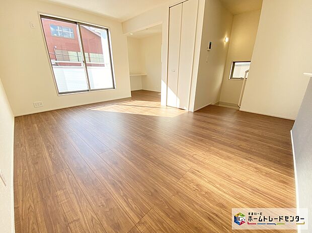 【リビング】≪Living room≫
お子様が走り回っても安心の広々リビングにはご家族との自然なコミュニケーションが生まれるリビングイン階段を採用！暖かい光が降り注ぐ、温もりあふれるお住まいです☆