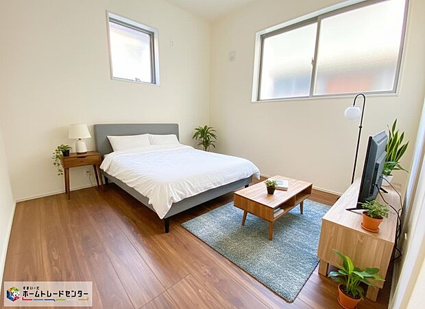 【居室】≪Room≫
2面採光を確保した明るい室内は、風通しも良く、大変居心地の良い空間となっております。
※家具をCGで加工しています。家具付き販売ではございません。