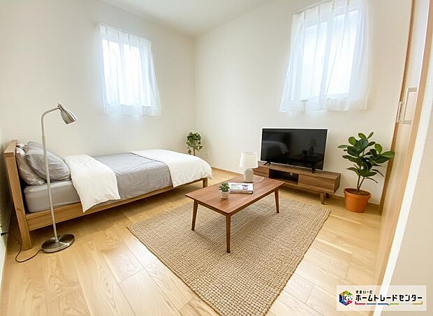 【居室】≪Room≫
穏やかな光が差し込む室内には、穏やかな時間が流れます。休日には、落ち着いた空間で自分の趣味を楽しむのはいかがですか。
※家具をCGで加工しており、家具付き販売ではございません。