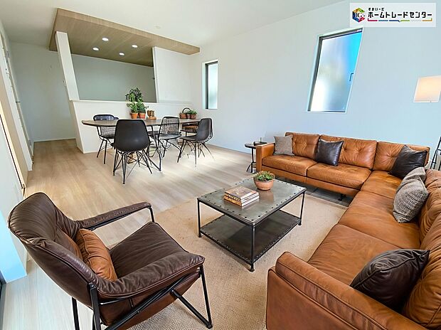 【リビング】≪Living room≫
広々としたLDKに、自分好みのインテリアでレイアウト。季節ごとに模様替えなども、楽しみの一つとなりそうです。
※家具をCGで加工しており、家具付き販売ではございません。