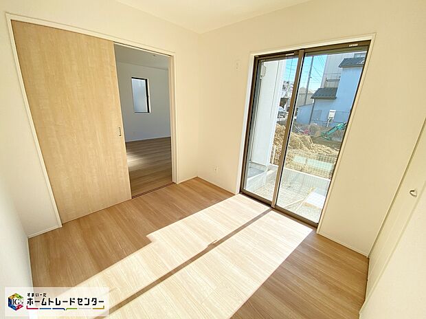 【リビングと隣接する居室】≪Room≫
２WAYに使える居室。引き戸を開ければリビングと一体に。閉じれば独立した1室に。お客様の宿泊にも対応できる頼もしい空間です。