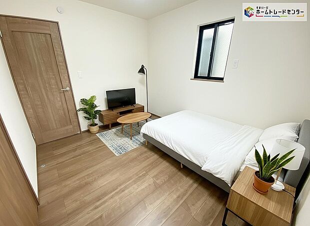 【居室】≪Room≫
穏やかな光が差し込む室内には、穏やかな時間が流れます。休日には、落ち着いた空間で自分の趣味を楽しむのはいかがですか。
※家具をCGで加工しており、家具付き販売ではございません。