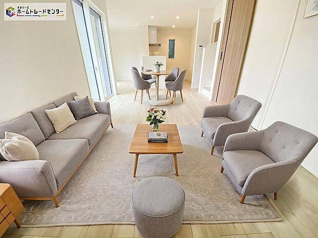 【リビング】≪Living room≫
広々とした開放感あふれるリビングです。ゆったり寛げる充分な広さがございます。
※家具をCGで加工しており、家具付き販売ではございません。