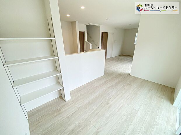 【リビング】≪Living room≫
開放的な雰囲気のリビング！南窓からは心地の良い陽が入ります。明るいリビングで家族団らんの時間を楽しみましょう♪
