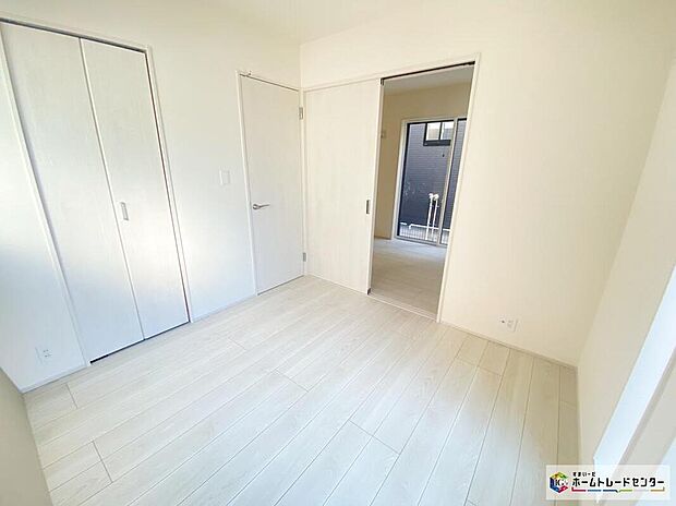 【リビング以外の居室】穏やかな光が差し込む室内には、穏やかな時間が流れます。休日には、落ち着いた空間で自分の趣味を楽しむのはいかがですか。