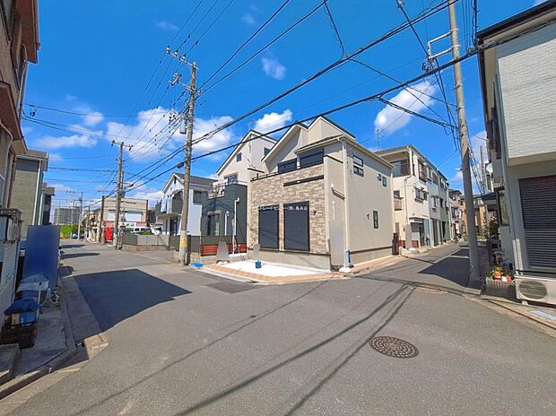 【前面道路含む現地写真】≪お問合せ当日のご内覧もお任せください♪≫
南・東側道路に面した角地！陽当りサンサン物件です♪いつでも内覧できます！まずは、現地を体感してみてください♪