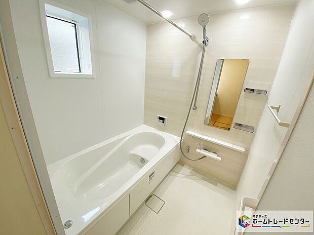 【浴室】≪Bathroom≫
窓付きのバスルームは、採光もあり明るく気持ちの良い空間です。窓があることで、換気環境も良好。掃除もスムーズに出来ます。浴室乾燥機付き♪