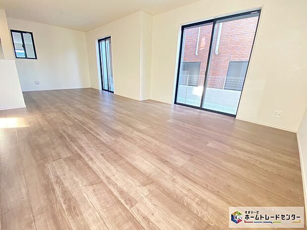 【リビング】≪Living room≫
広々とした開放感あふれるリビングです。ゆったり寛げる充分な広さがございますので、ご家族でインテリアのレイアウトを考えるのも楽しみになりそうです☆