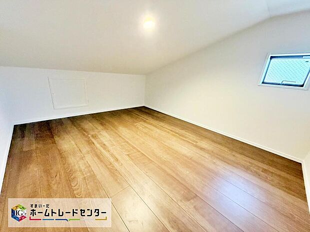 【リビング以外の居室】≪Roft≫
荷物をまとめてロフトに片付ければ居室から収納スペースを削減することができ、部屋を広々と使うことができます♪広々した空間なので大きな荷物など様々なものを収納できます♪