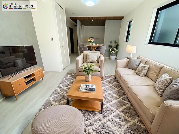 【リビング】≪Living room≫
お子様が走り回っても安心の広々リビングにはご家族との自然なコミュニケーションが生まれる対面キッチンを採用!
※家具をCGで加工しています。家具付き販売ではございません。