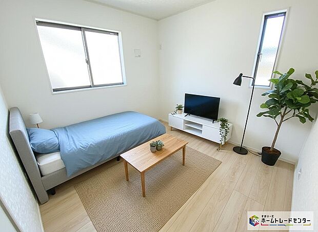 【居室】≪Room≫
お陽さまの光をさわやかな風をたっぷりとりこめます。室内はいつも明るい印象なので気持ちの良い朝を迎えられます!
※家具をCGで加工しています。家具付き販売ではございません。