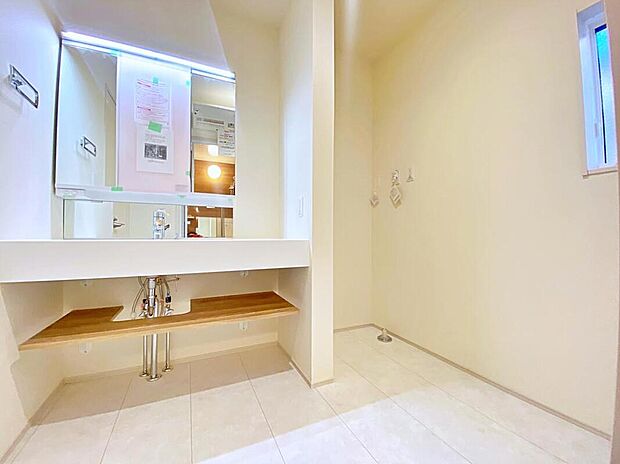 【洗面台・洗面所】明るく清潔感溢れるサニタリースペース。毎日使う場所だからこそ、快適な空間となっております。散らかりがちな洗面所も三面鏡うしろの収納でスッキリ！