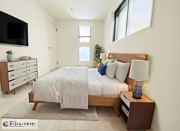 【居室】≪Room≫
明るめのフローリングですので、壁紙ともマッチし、お部屋を更に広く見せてくれる効果も。
※家具をCGで加工しており、家具付き販売ではございません。