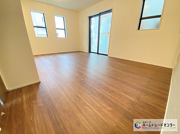 【リビング】≪Living room≫
ホームパーティに招きたくなる自慢の広々LDK。伸びやかな子育てや、にぎやかなふれあいの日々を存分に楽しんでください♪