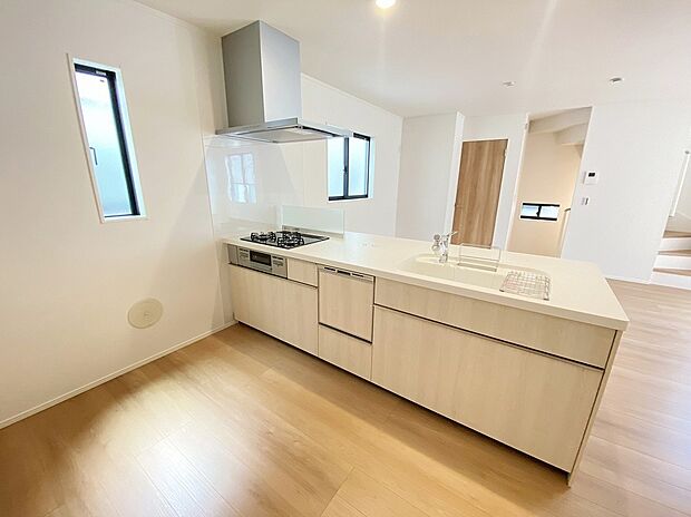 【キッチン】≪Kitchen≫
ビルトイン式の食器洗い乾燥機を標準設置しています。家事の手間を大幅に削減してくれるお役立ちアイテムは、洗浄力が高いうえ、除菌効果にも優れております♪