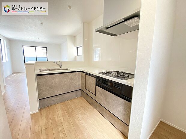 【キッチン】≪Kitchen≫
ビルトイン式の食器洗い乾燥機を標準設置しています。家事の手間を大幅に削減してくれるお役立ちアイテムは、洗浄力が高いうえ、除菌効果にも優れております。