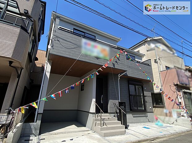 【現地外観写真】≪お問い合わせ当日のご内覧もお任せください♪≫落ち着いた雰囲気のグレーを基調とした外観は、スタイリッシュでお洒落。採光良好且つ、風通しも良く、快適に暮らせるお住まいです。