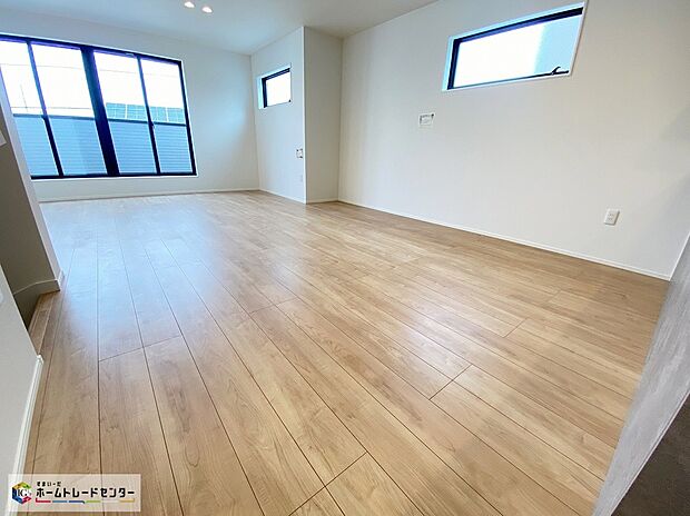 【リビング】≪Living room≫
ホームパーティに招きたくなる自慢の広々LDK。伸びやかな子育てや、にぎやかなふれあいの日々を存分に楽しんでください。