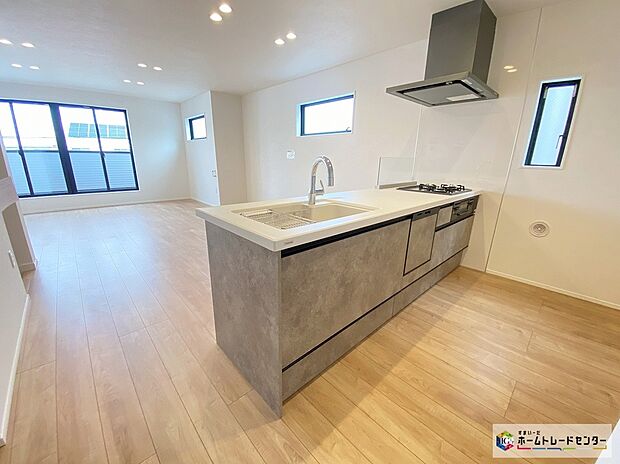 【キッチン】≪Kitchen≫
正面に壁がないため作業台からの景色があり、開放感のあるキッチン。小さなお子様がいるご家庭では、お子様から目を離すことなく安心して料理することができます♪