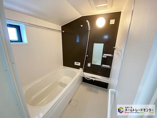 【浴室】≪Bathroom≫
１日の疲れた体を癒せるシステムバス。窓もあるので湿気もこもりません。
お仕事終わりで疲れた体を癒してくれるのはもちろん、お子様と一緒に入れる憩いの空間となっております♪