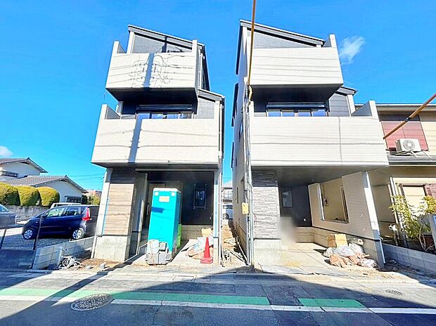 【駐車場】コンクリート仕上げのカースペースなら雨の日も足元を気にせず外出できます。
ビルトインガレージの車庫は雨からお気に入りのお車を守ってくれます♪