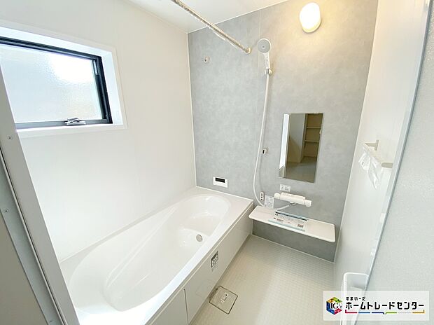 【浴室】≪Bathroom≫
窓付きのバスルームは、採光もあり明るく気持ちの良い空間です。窓があることで、換気環境も良好。掃除もスムーズに出来ます。