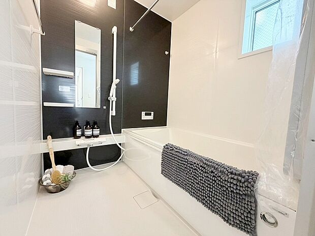 【浴室】≪Bathroom≫
窓付きのバスルームは、採光もあり明るく気持ちの良い空間です。窓があることで、換気環境も良好。掃除もスムーズに出来ます。浴室乾燥機付き!