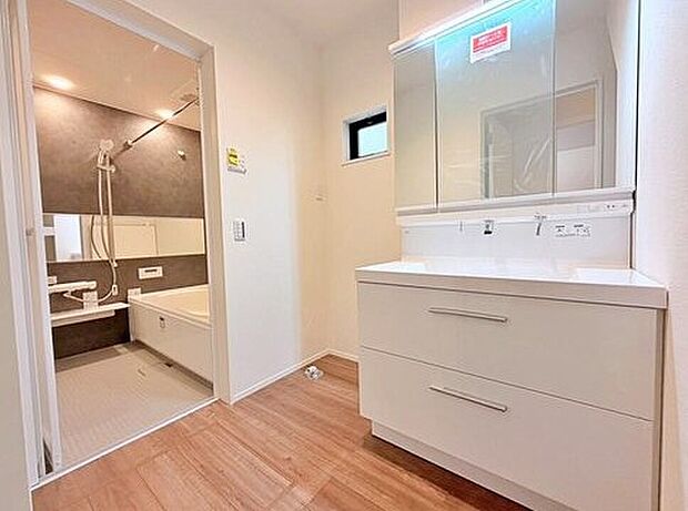 【洗面台・洗面所】明るく清潔感溢れるサニタリースペース。毎日使う場所だからこそ、快適な空間になっています。女性にはうれしい3面鏡化粧台。鏡の裏が収納になっている機能的なタイプです!