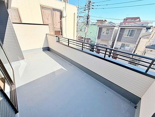 【バルコニー】南側に設置されたバルコニー。心地よい春の陽射しや暖かな風を楽しむことが出来る。晴れた日にはたっぷりの洗濯物や布団を干せます!