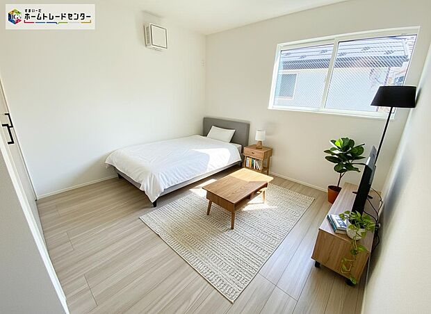 【バルコニー】≪Balcony≫
広々としたバルコニーならシーツなど大きな洗濯物もらくらく干せます。観葉植物を置いたり、料理に使えるハーブを育てたり、ガーデンニングを楽しむスペースも十分。