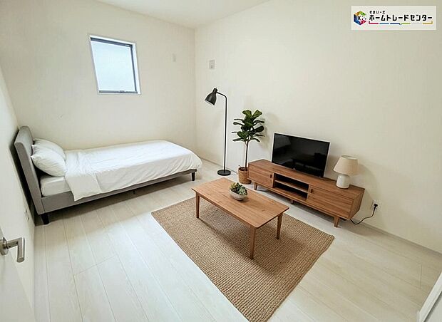 【居室】≪Room≫
明るい室内は、風通しも良く、大変居心地の良い空間となっております。爽やかな風を感じて起きる朝は、快適生活の始まりに！
※家具をCGで加工しています。家具付き販売ではございません。