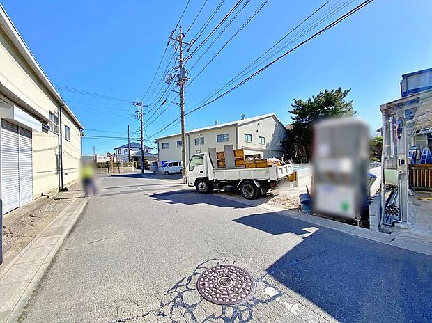 【前面道路含む現地写真】この街とこの家で暮らしたくなる魅力が満載。利便性と自然、周辺環境の心地よさは写真や文章では伝えきれません。日々の動線や採光、周辺施設との距離感まで、ぜひ現地でご体感ください。