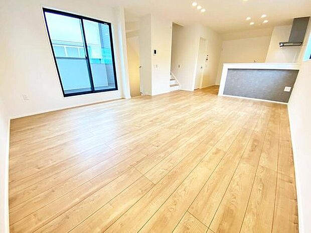 【リビング】陽当りとプライバシー性に恵まれた2階リビング♪ご家族の様子が分かりやすい対面式キッチン付き♪