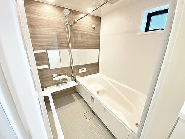 【浴室】毎日の疲れを癒す浴室は１坪タイプです。足を伸ばしてゆっくりとくつろげます。浴室乾燥機付きのバスルームとなっております♪